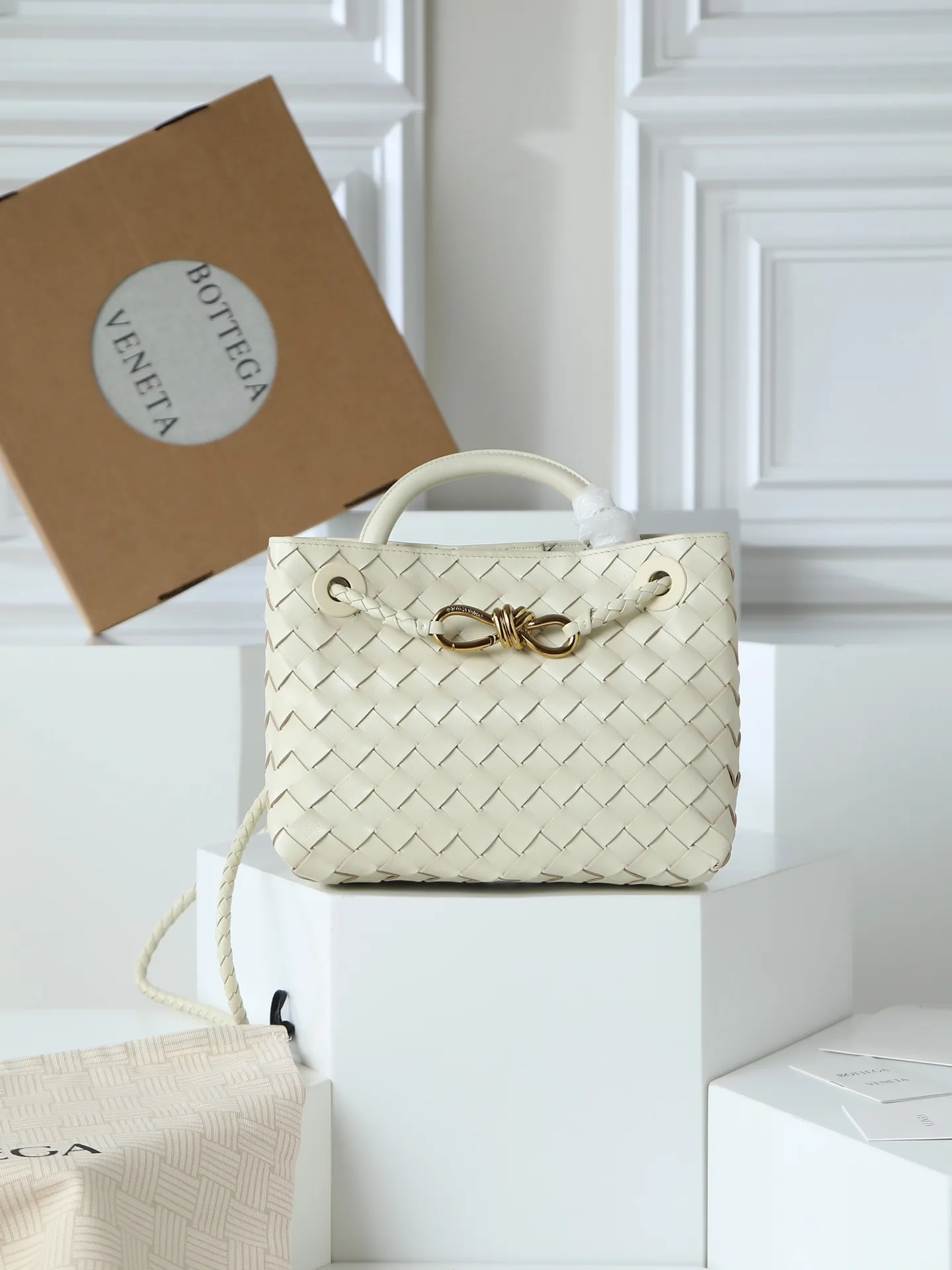 1300. Andiamo is shipping‼ ️Really popular🔥The new Andiamo woven handbag launched by Bottega Veneta this season is really popular all over the world! ! Celebrities at home and abroad have worn it, and Oscar-winning actress Michelle Yeoh has taken it out on the street. Song Jia, Trai Yala, Yu Feihong, Sanji Ayaka, Rosie Hunting-Whiteley, Yoshioka Riho, etc. have all worn this bag. It is classic and versatile and shows off your temperament, and the bag capacity is also large, which is very convenient for daily commuting! ! A variety of carrying methods, the shoulder straps can be adjusted by yourself, the original lambskin feels soft and delicate, and the unisex style breaks the gender boundaries and brings a more practical and long-lasting use experience. Andiamo, which has both elegant and casual styles, perfectly interprets the true appearance of "fashionable old money style". Style number: 766014 Size: 25*22*10.5cm